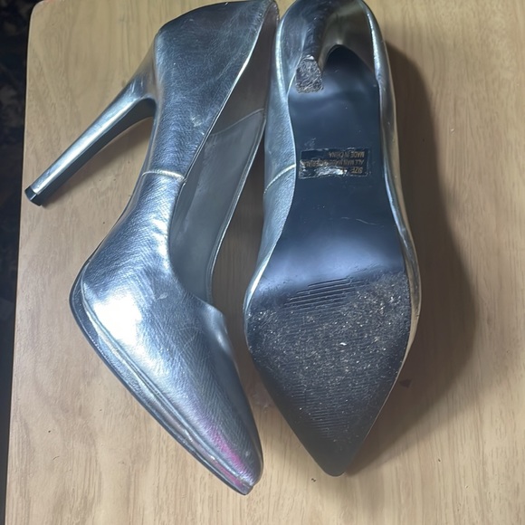 Qupid strikes again with these 4in Silver Stacked Pumps - Picture 5 of 5